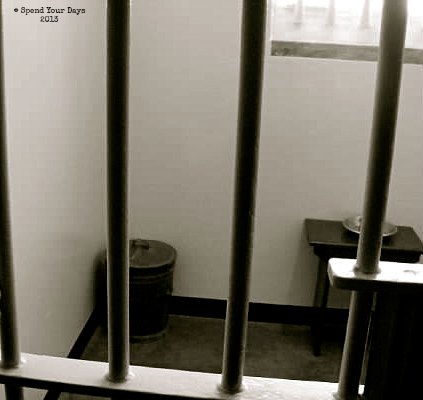 nelson mandela jail cell robben island south africa