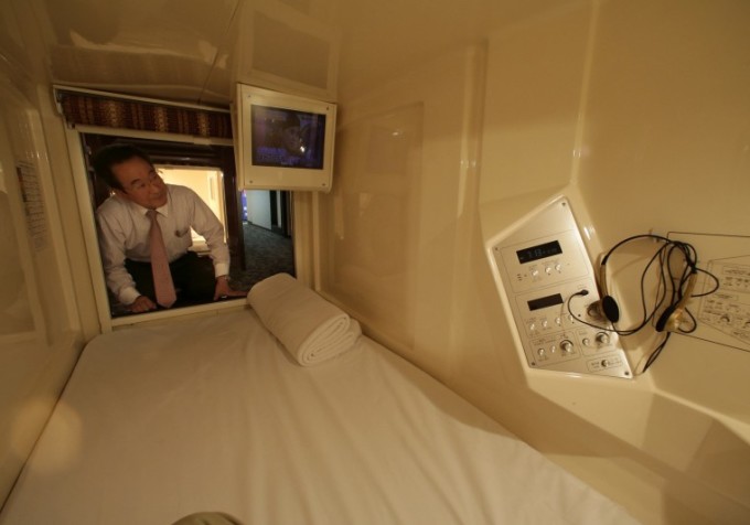 japan capsule hotel room